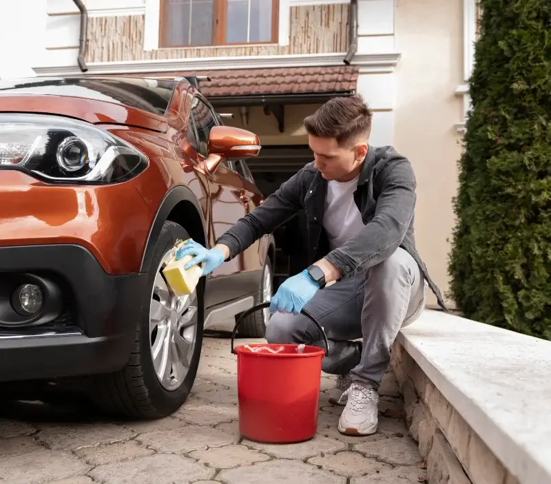 Lavage auto à domicile Saint-Laurent-la-Conche : professionnel intervenant sur un véhicule